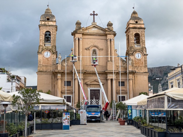 Activity in Cathedral Square